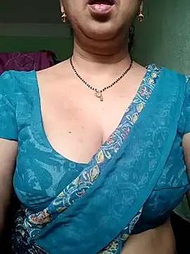 Snapshot of Rosy-B chatting on 10/27/25, 12:33 Rosy-B online show from 10/27/25, 12:33