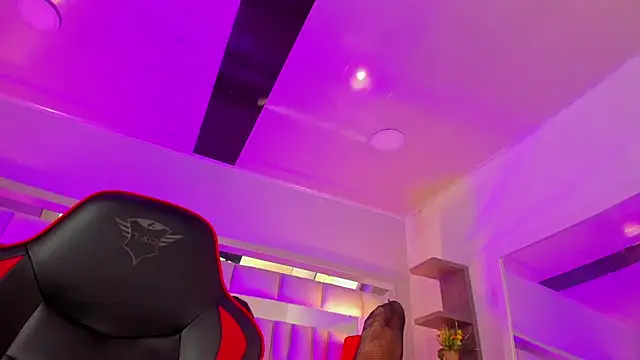 mariiahneedles online show from 10/20/25, 10:10