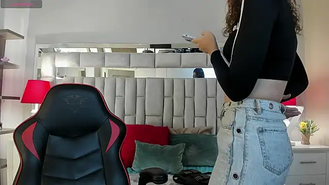 mariiahneedles online show from 10/07/25, 10:11