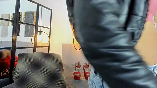 Snapshot of Sweet_camille chatting on 06/17/26, 02:33 Sweet camille online show from 06/17/26, 02:33
