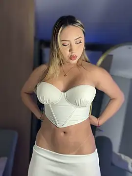 Snapshot of SaraFerreira chatting on 10/04/25, 12:23 SaraFerreira online show from 10/04/25, 12:23