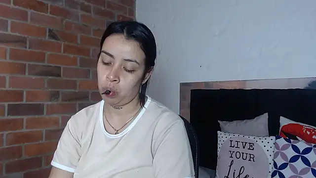 salome  hills1 online show from 11/25/25, 01:55