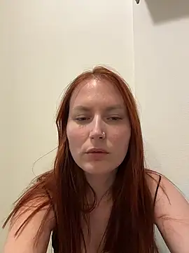 Snapshot of EmmaWarren chatting on 10/13/25, 05:58 EmmaWarren online show from 10/13/25, 05:58