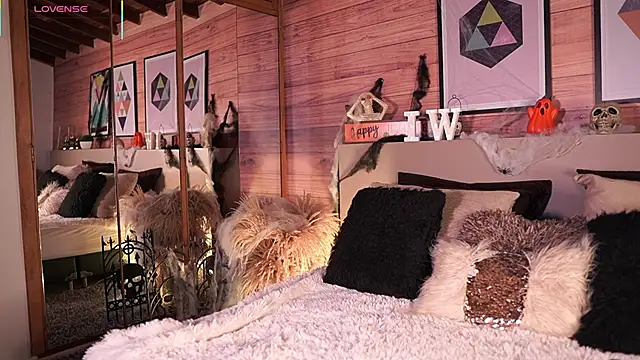 Snapshot of IzzyWild chatting on 10/26/25, 11:54 IzzyWild online show from 10/26/25, 11:54