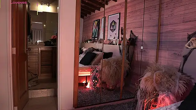 Snapshot of IzzyWild chatting on 10/31/25, 12:35 IzzyWild online show from 10/31/25, 12:35