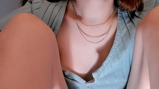 Snapshot of Britney_Ross chatting on 03/04/25, 03:33 Britney Ross online show from 03/04/25, 03:33