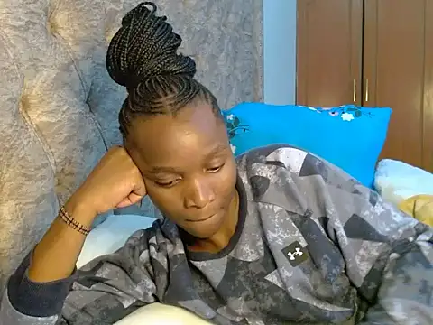 Snapshot of Naughty_Girl17 chatting on 10/31/25, 05:42 Naughty Girl17 online show from 10/31/25, 05:42