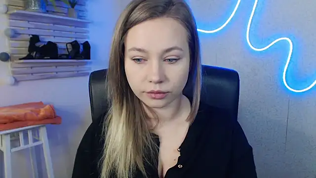 holly xglam online show from 03/18/25, 12:19