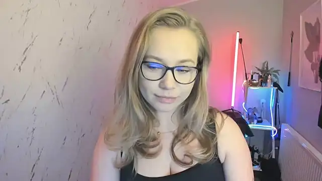 holly xglam online show from 10/09/25, 06:30