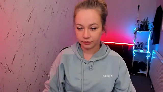 holly xglam online show from 04/10/26, 07:32