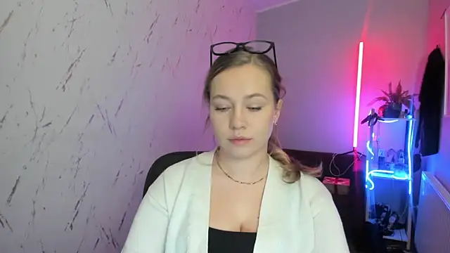 holly xglam online show from 12/18/25, 08:01