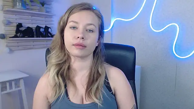 holly xglam online show from 02/13/25, 07:45