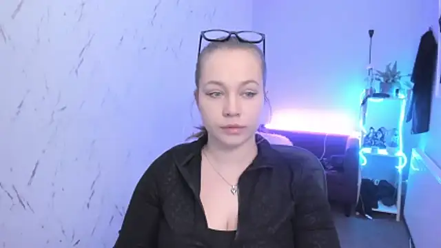 holly xglam online show from 04/14/26, 05:18