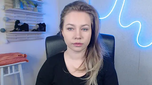 holly xglam online show from 03/17/25, 02:19