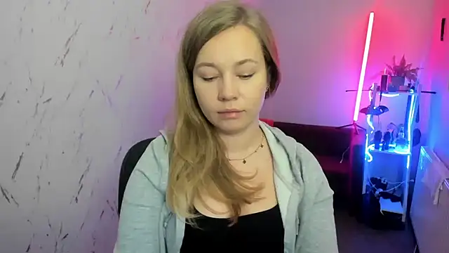 holly xglam online show from 12/04/25, 08:08