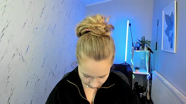 holly xglam online show from 10/01/25, 05:06