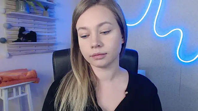 holly xglam online show from 03/18/25, 03:23