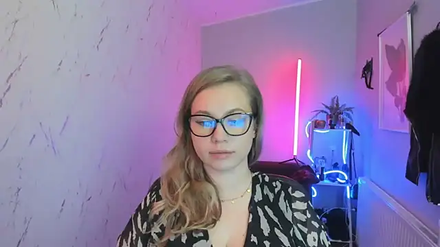 holly xglam online show from 10/29/25, 07:02