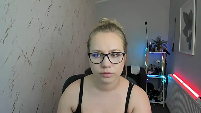 holly xglam online show from 09/10/25, 04:50