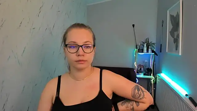 holly xglam online show from 09/24/25, 05:08
