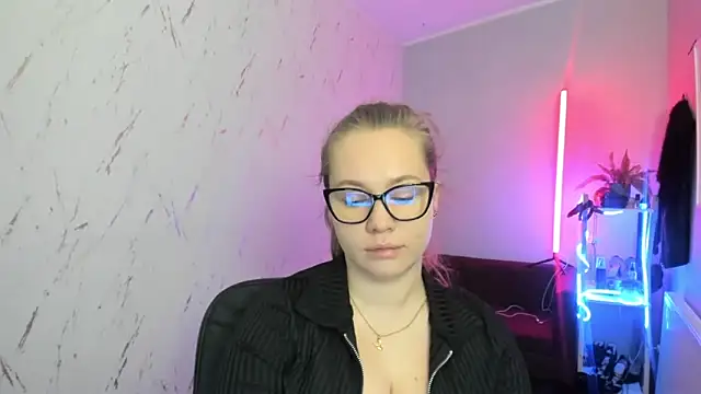 holly xglam online show from 12/16/25, 08:57