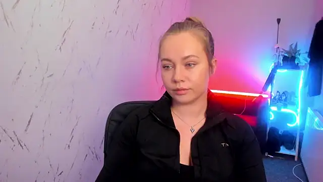 holly xglam online show from 03/23/26, 08:30