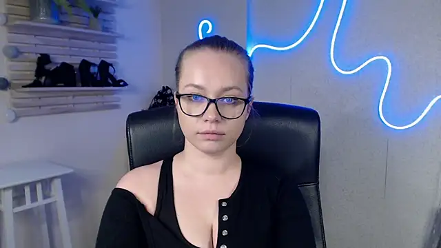 holly xglam online show from 02/20/25, 06:28