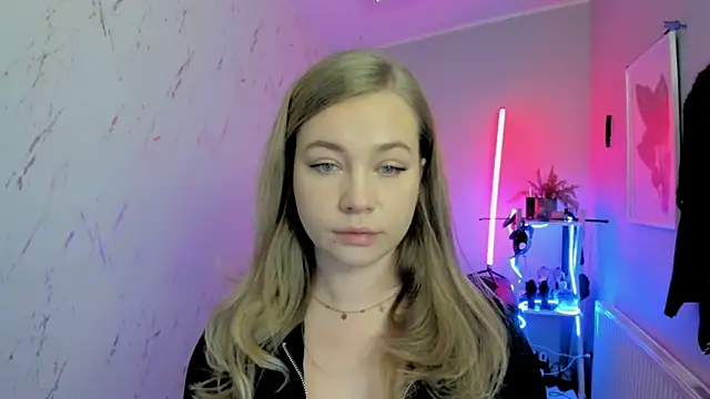 holly xglam online show from 11/18/25, 08:34