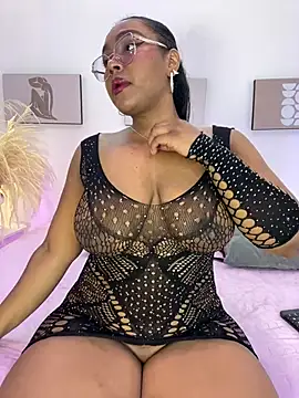 Snapshot of Esmeralda_Duarte chatting on 05/16/26, 04:00 Esmeralda Duarte online show from 05/16/26, 04:00
