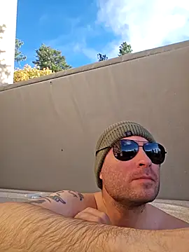 Snapshot of JeepinAround chatting on 10/14/25, 03:01 JeepinAround online show from 10/14/25, 03:01