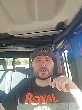 Snapshot of JeepinAround chatting on 12/17/25, 04:12 JeepinAround online show from 12/17/25, 04:12