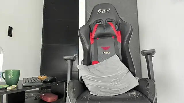 Snapshot of sergiio_mesa27 chatting on 11/19/25, 02:06 sergiio mesa27 online show from 11/19/25, 02:06