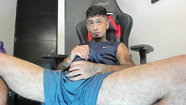 Snapshot of sergiio_mesa27 chatting on 10/12/25, 01:07 sergiio mesa27 online show from 10/12/25, 01:07