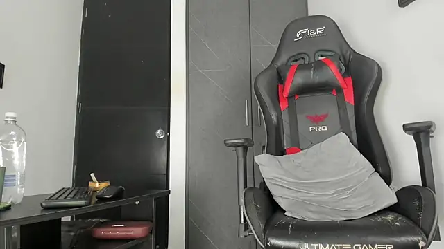 Snapshot of sergiio_mesa27 chatting on 11/20/25, 02:12 sergiio mesa27 online show from 11/20/25, 02:12