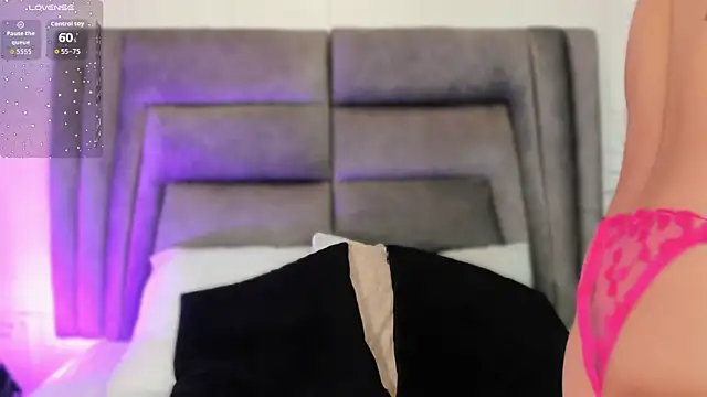 Snapshot of sophiee_smith chatting on 11/18/25, 11:02 sophiee smith online show from 11/18/25, 11:02