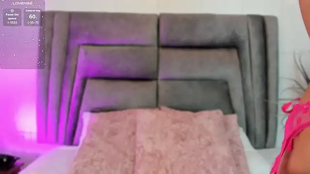 Snapshot of sophiee_smith chatting on 10/20/25, 11:22 sophiee smith online show from 10/20/25, 11:22