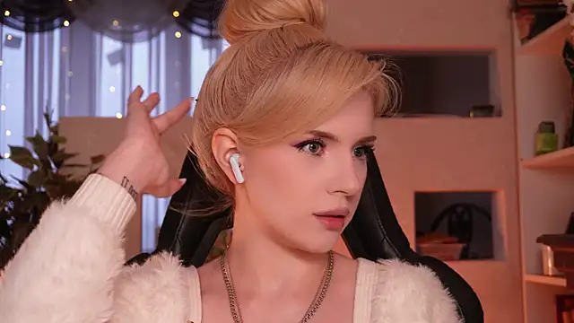 Chriss Fox online show from 04/09/26, 03:40