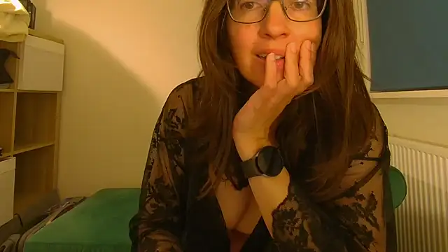 Snapshot of Ella_Next_Door chatting on 05/06/26, 08:57 Ella Next Door online show from 05/06/26, 08:57