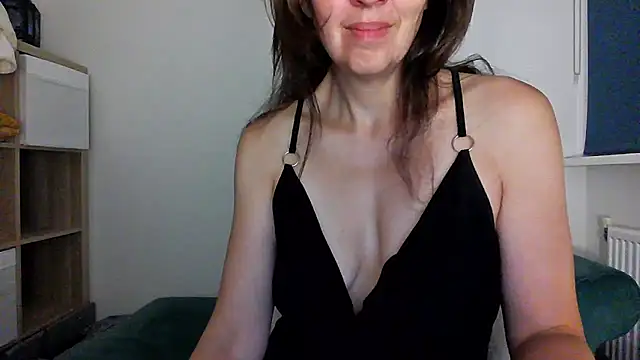 Snapshot of Ella_Next_Door chatting on 07/03/26, 09:10 Ella Next Door online show from 07/03/26, 09:10