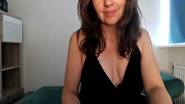 Snapshot of Ella_Next_Door chatting on 06/16/26, 02:39 Ella Next Door online show from 06/16/26, 02:39