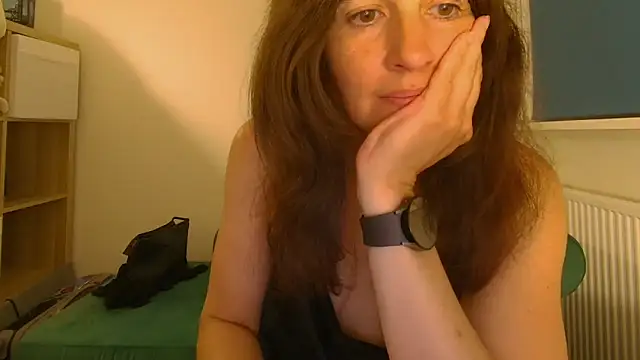 Snapshot of Ella_Next_Door chatting on 05/29/26, 09:32 Ella Next Door online show from 05/29/26, 09:32