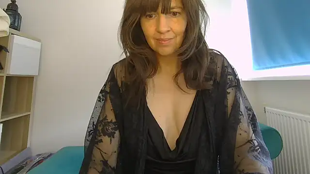 Snapshot of Ella_Next_Door chatting on 05/15/26, 09:18 Ella Next Door online show from 05/15/26, 09:18