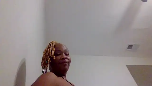 Snapshot of AllLeggs chatting on 12/22/24, 08:58 AllLeggs online show from 12/22/24, 08:58