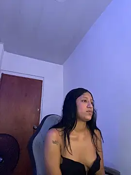 Snapshot of Boypolla11 chatting on 11/21/25, 03:33 Boypolla11 online show from 11/21/25, 03:33