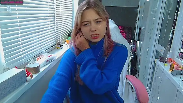 Snapshot of Olivka_Grr chatting on 12/14/24, 07:40 Olivka Grr online show from 12/14/24, 07:40