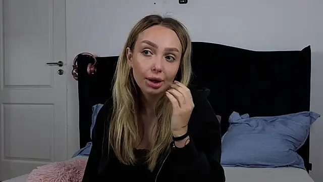 AnnaMaee online show from 11/18/25, 06:44