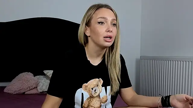 AnnaMaee online show from 11/03/25, 08:56