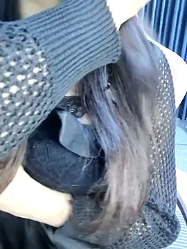 Snapshot of _Linez_ chatting on 10/28/25, 05:23  Linez  online show from 10/28/25, 05:23