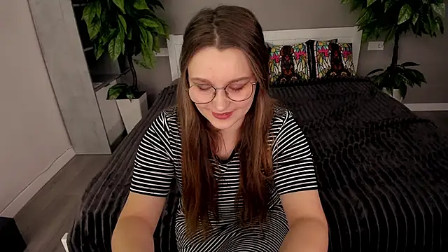 Snapshot of MagicPeachh_ chatting on 10/15/25, 12:35 MagicPeachh online show from 10/15/25, 12:35