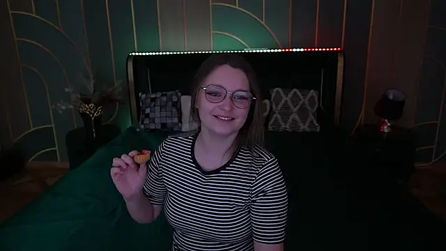 Snapshot of MagicPeachh_ chatting on 11/14/25, 06:50 MagicPeachh online show from 11/14/25, 06:50